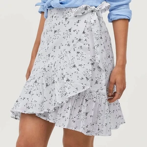 Kjol  - En svart och vit blommig kjol i storlek 36, använd 2 gånger!!