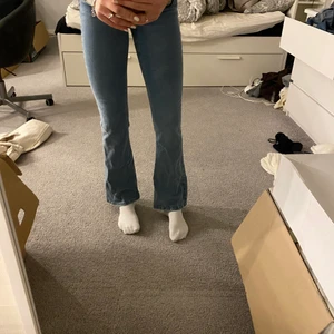 Utsvängda jeans från Gina Tricot - Ett par jeans som tyvärr inte är i min smak. Strl M men sitter som en smäck för mig som bär S. Nypris 600kr, säljer för 200kr