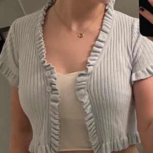 Blå croppad kofta - Blå croppad kofta med knappar från chiquelle. Koftan är i one size, men sitter som en S. Finns även i gul, kolla annonsen efter