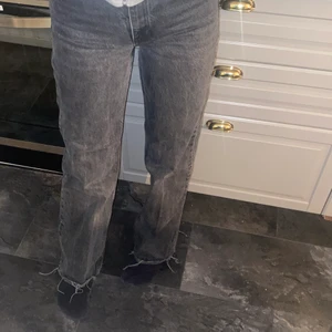 Zara jeans - Fina zara jeans i bra skick. Köpta förra året för 400kr. De är lite mörkare i verkligheten än på bild. De är mer åt det mörkgrå/svarta hållet. 