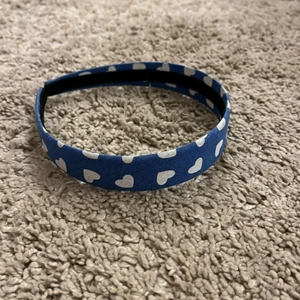 Diadem - Tänkte sälja mitt blå diadem med vita hjärtan på då de inte passar mig:( 