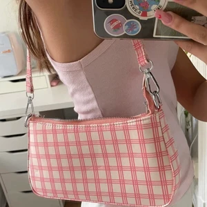 Rosa väska ⚡️⚡️ - Så fin väska, knappt använd och hänger mest bara i garderoben för tillfället