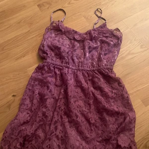 Vintage klänning - Knappt använd, super söt klänning, lagom kort och super skön inför en varm sommardag!