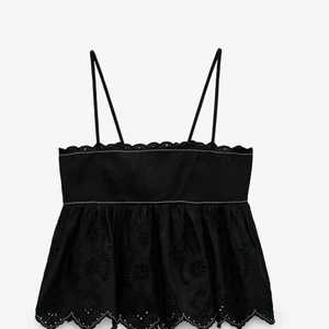 Svart topp  - Svart topp från zara, använd några gånger och sitter bra🖤 Jag är storlek S men passar också Xs                                   Om ni har frågor så kan ni skriva privat😁 