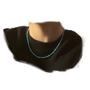  sött halsband jag gjorde! blågröna pärlor, 13 cm i diameter :) elastiskt band så går o dra över huvet utan lås💌