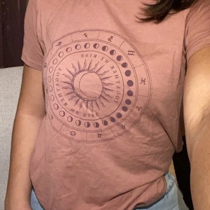 T-shirt med tryck från Gina - Söt t-shirt från Ginatricot i en gammelrosa färg, lite åt de brunare hållet. Är i storlek xs, köptes för cirka 199kr och har bara använt någon gång😋