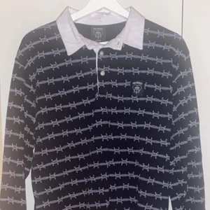 Bad Monday longsleeve med krage - Lätt använd tröja från det engelska märket Bad Monday. Kragen ser missfärgad ut på bilden, men det är den inte. Kan skicka fler bilder om det önskas. :)