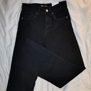 Zara jeans cropped flare, 34  - Säljer ett par helt nya Zara jeans med lappen kvar i storlek 34 (motsvarar xs/s) Säljer då dem inte passar mig som normalt sätt har storlek 36 i jeans och byxor (s/m). Dem är kroppade och därmed lite kortare, men bra längd på mig som är 160 lång💌