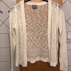 Vit tunnstickad kofta strl XS - En väldigt fin, naturvit kofta som endast är använd en gång när jag var brudtärna. Koftan är i mycket bra skick. 