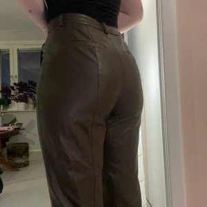  Skinnbyxor från NA-KD - snygga bruna fake skinnbyxor från NA-KD.      Säljer pga för stor