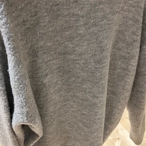 Gosig tröja! - Jättefin skön stickad tröja, (kliar inte) från H&M! Säljer för att den inte kommer till användning. Den är ganska stor i storlek men är en S! Köptes för 200 säljer för 50 pga att jag vill sälja den fort! Frakt tillkommer på 40kr!!