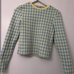 Rutig Zara-topp - Cool tröja från Zara. En kortare modell, som sluter under naveln ungefär. Aldrig använd