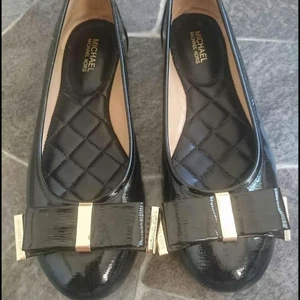 Michael Kors - Jätte fina Michael Kors ballerina skor! Helt nya, kartong ingår om så önskas. Storlek 36. Inköpta på Rizzo i Göteborg.