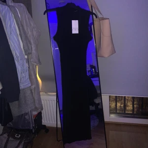 Helt ny Zara klänning!!! - Säljer min zara klänning, säljer pga av att jag inte har någon användning av den då jag har en som är nästan identisk. Fick den som present den är köpt i Zara och är helt ny den är tjockt ribbad väldigt skönt material och passar en S/M. Storleken är dock M/L men i zara storlekar bör man alltid gå upp en eller två storlekar. Skriv till mig för hur den ser ut på❤️ Ordinarie pris 379kr