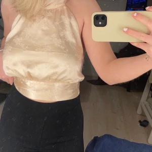 Topp - Säljer denna jätte fina topp med öppen rygg, den är aldrig använd men är jätte fin till sommaren:) (Köparen står för frakten)