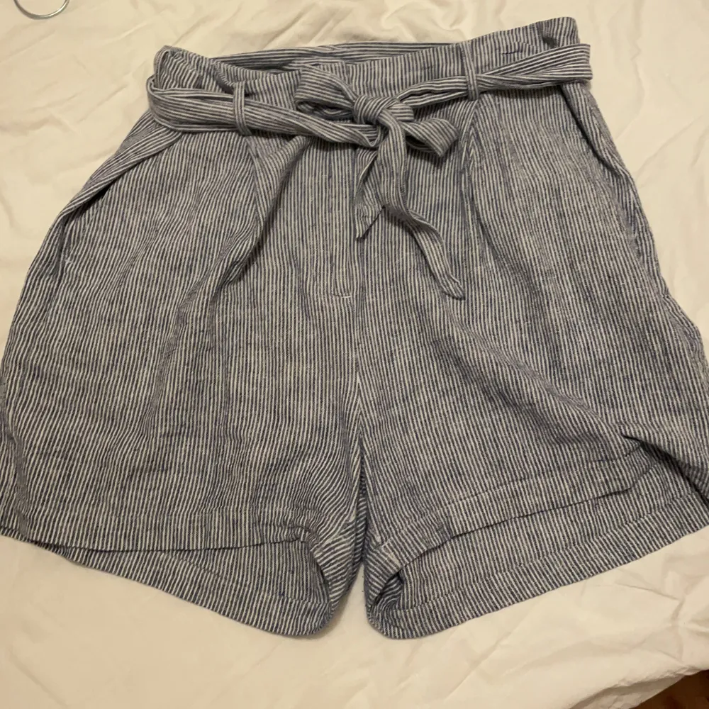 Säljer dessa snygga kostym shorts ifrån Lindex då jag tyvärr har växt ur dem! Önska jag kunde behålla dem!🥰, snygga till sommaren med ett vitt linne eller bara till stranden! . Shorts.