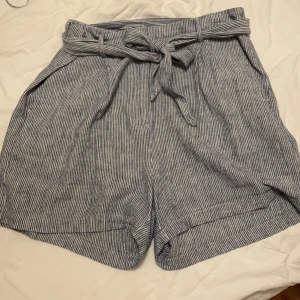 Kostym shorts - Säljer dessa snygga kostym shorts ifrån Lindex då jag tyvärr har växt ur dem! Önska jag kunde behålla dem!🥰, snygga till sommaren med ett vitt linne eller bara till stranden! 
