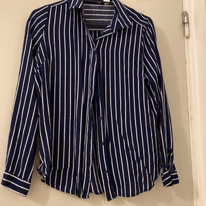 Blå ribbad tröja  - En blå ribbad tröja från H&M i storlek XS