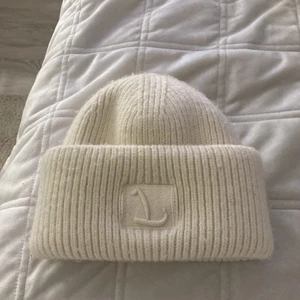 Mössa - Fin mössa från lindex, använd förra vintern men annars inte så mycket mer. Inga skador eller fläckar. Frakt tillkommer.