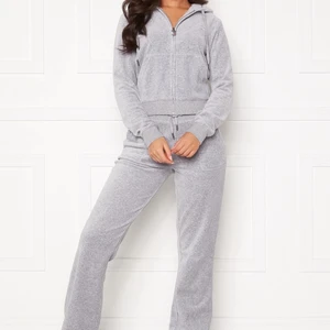 Juicy Couture  - Tja, säljer Juicy set då de inte passar mig längre. Använt dom i 4 månader och känns som nya. Förutom nederdelen, där metallen av snöret har lossnat. (Finns bild) 