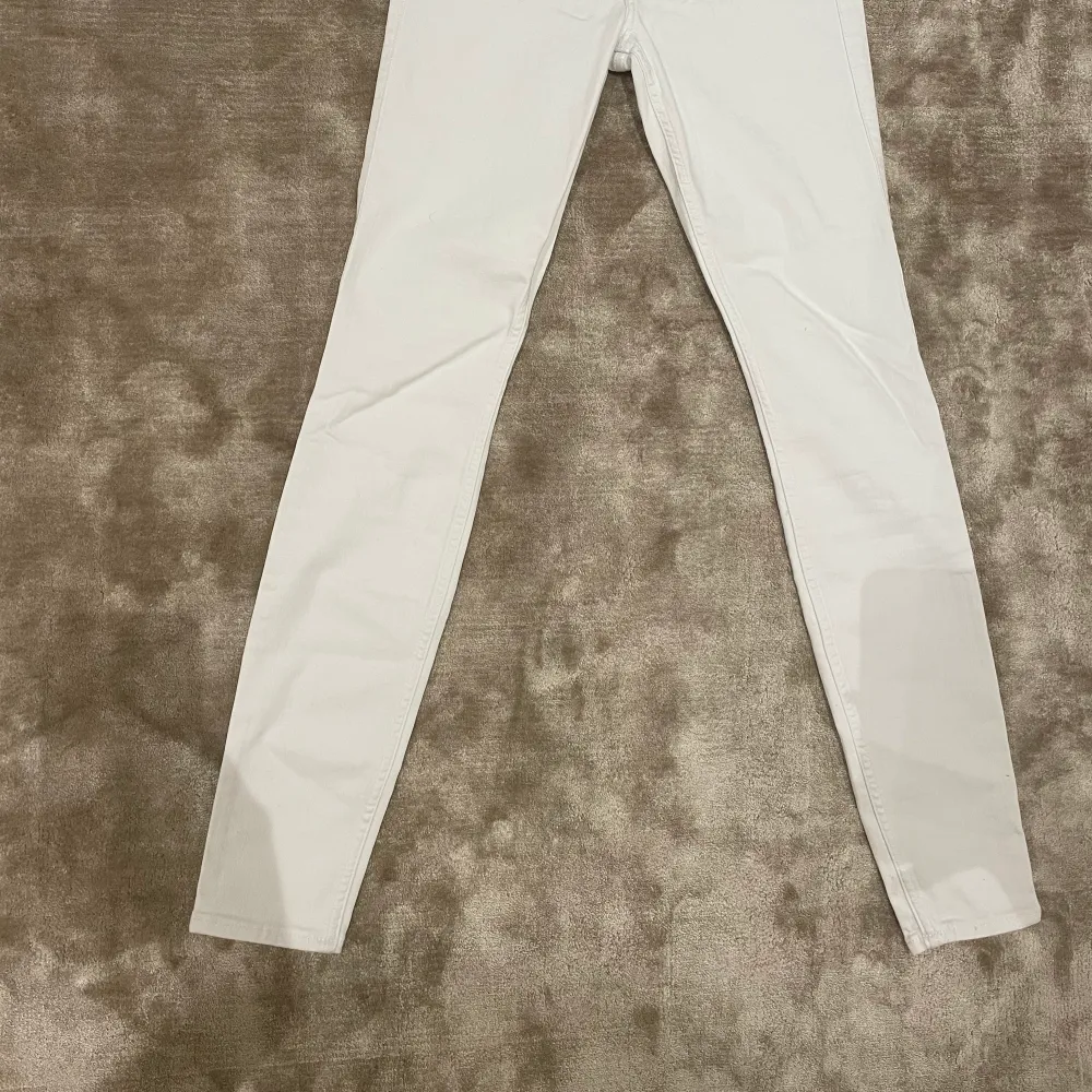 Somriga vita Hollister Jean i stretch material. Storlek W26/L30. Jag är 174 cm lång och har S/38 i midja och dessa passar perfekt på mig!☺️. Jeans & Byxor.