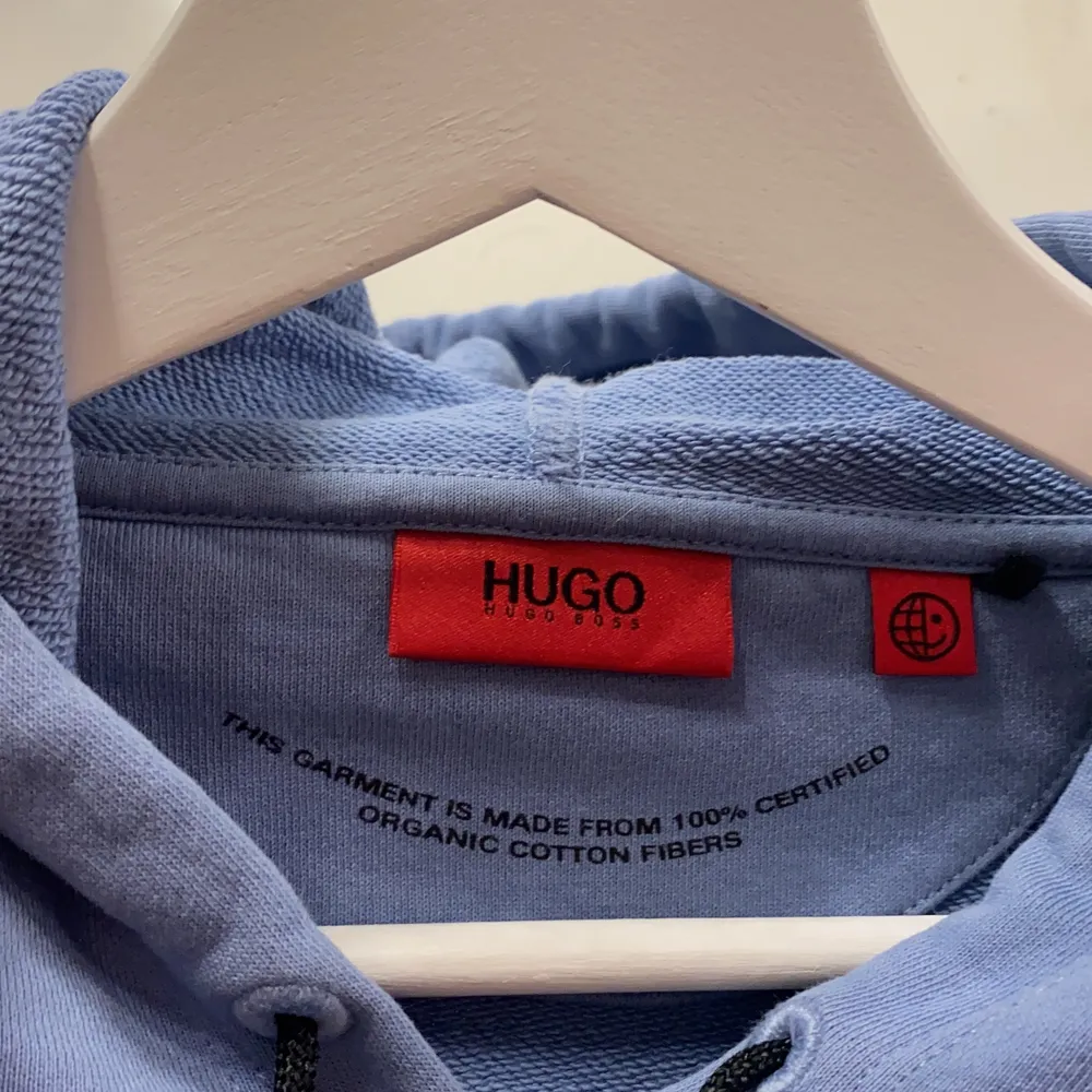 Äkta HUGO BOSS hoodie använd ändast 2 gånger, den är i ny skick. Ny pris 1400kr mitt pris 650kr! Säljer pågrund av att den inte kommer till användning. . Hoodies.