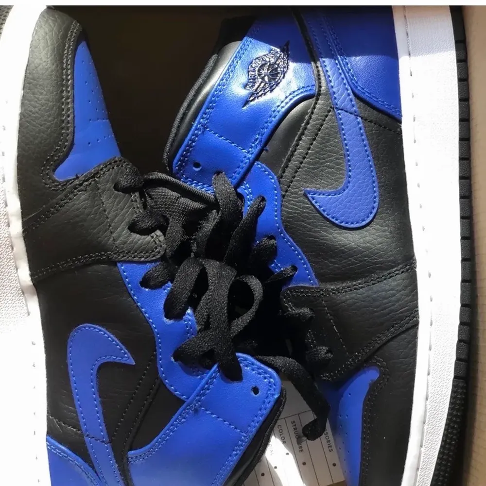 Intressekoll på dessa snygga Jordan 1 Mid Hyper Royal, som knappt är använda och i väldigt fint skick!🤩 Storlek 37,5, hör av er för fler bilder mm. 🤍 Priset kan diskuteras. Skor.