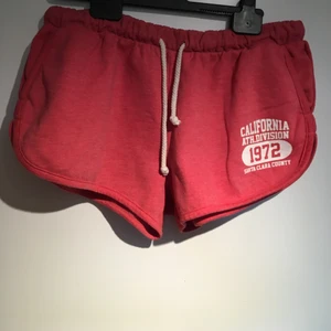 Rosa shorts från Brave Soul - Mjuka bomulls shorts från Brave Soul. Fått av en kompis men inte använt själv. Färgen är mer som på bild 2. 