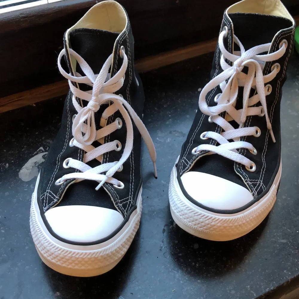 Säljer mina nya converse!😊 Använda i två månader. Skor.