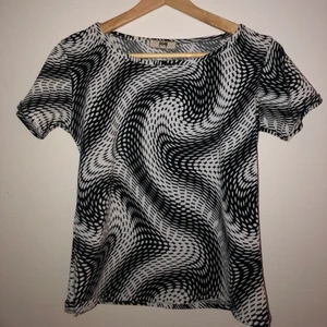 Stretchig skön topp med fint mönster - Passar storlek s och m. Stretchig och skönt material som anpassar sig efter kroppen 