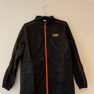 Never worn raincoat from PUMA, with tag. - If your not in Stockholm I can send the item and I will add shipping costs. 