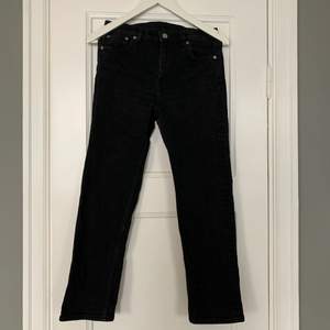 Svarta Regular Cropped Jeans från Arket. Storlek 26. Lite urtvättade men fint skick i övrigt!