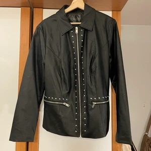 Skinnjacka svart - Svart skinnjacka! Helt oanvänd! Står ingen storlek men är som en M/L💕 SÄLJER EN LIKADAN FAST BRUN/MÖRKRÖD!