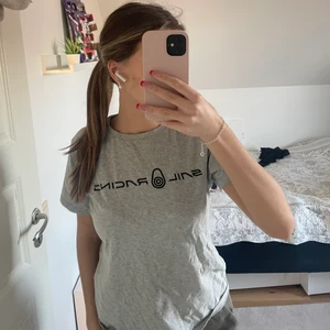 Sail racing t-shirt - Enkel, grå sail racing t-shirt i storlek 160. Jag är 164, brukar bära S och passar mig perfekt men används inte längre då den därför säljs. 