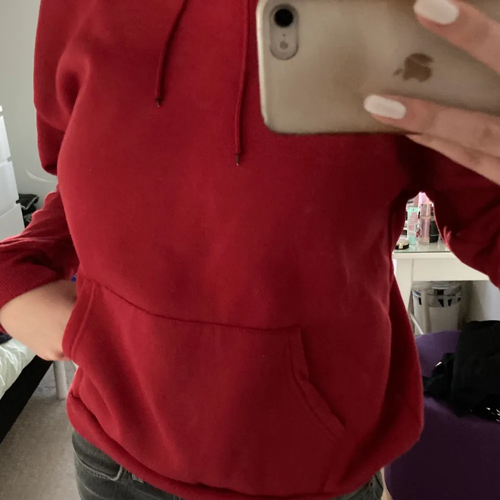 Oversized röd hoodie! I bra skick! Står L på lappen den sitter lite oversized på mig som brukar ha small💞💞. Hoodies.