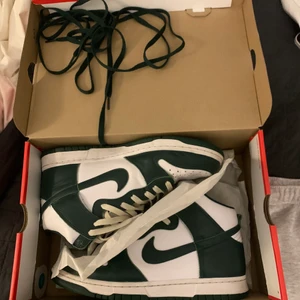 Nike dunk high spartan green - Storlek 44, bra skick skulle säga 8,5/10! Kan mötas upp i gävle eller frakt för 63kr!