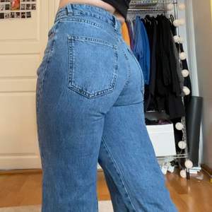 Säljer dessa otroligt bekväma och snygga jeans pga löpe fel storlek. Dessa är storlek 38 men är för små för mig som vanligtvis har just storlek 38. Skulle rekommendera dem till någon med storlek 36. Höga i midjan, raka i modellen samt fett bekväma. 