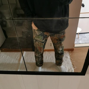 Real tree pants (cabelas)  - Hej, säljer nu av mig mina byxor som är för små, den är felfria, inga fläckar eller hål eller liknande, köpta i USA. Skulle säga att dessa passar någon med W28, de är straight leg. 150:- inkl frakt!! 