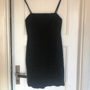 Mini klänning - Snygg mini klänning köpt på Bershka i Berlin. Kan mötas upp i Gbg annars står köparen för frakt✨💖