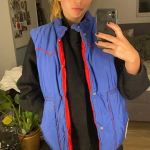 Blå väst  - Säljer denna vama väst med coola detaljer. Köpt secondhand men ej så sliten. Mycket härlig nu på vintern❤️❤️