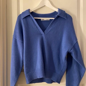 Tröja från Zara - LÄGGER UT IGEN PÅGRUND AV OSERIÖS KÖPARE                    Säljer denna superfina tröja som nästintill är helt oanvänd, tröjan säljs inte längre på hemsidan, lagt bud är lagt och de går inte att dra sig undan i budgivningen!💓