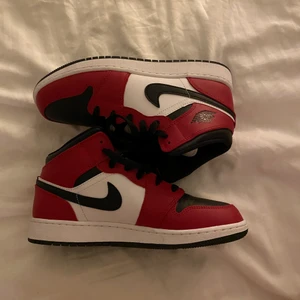 Coola Jordon mids  - Köpte 2 år sedan från goat. Har använt max 5 ggr och är då i jätte bra skick. ❤️