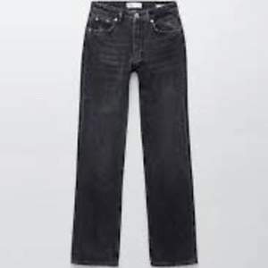 Säljer dessa washed black jeans från zara, midrise. Storlek 38⚡️💗💗 Skickas med PostNord, 66kr🥰