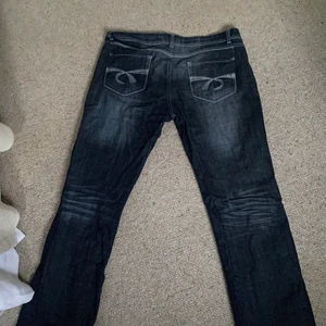 Lågmidjade jeans - Säljer ett par lågmidjade jeans som tyvärr är lite försmå för mig. På bilderna ser de raka ut men på är de mer bootcut. De är i superbra skick och bara använda ett fåtal gånger.