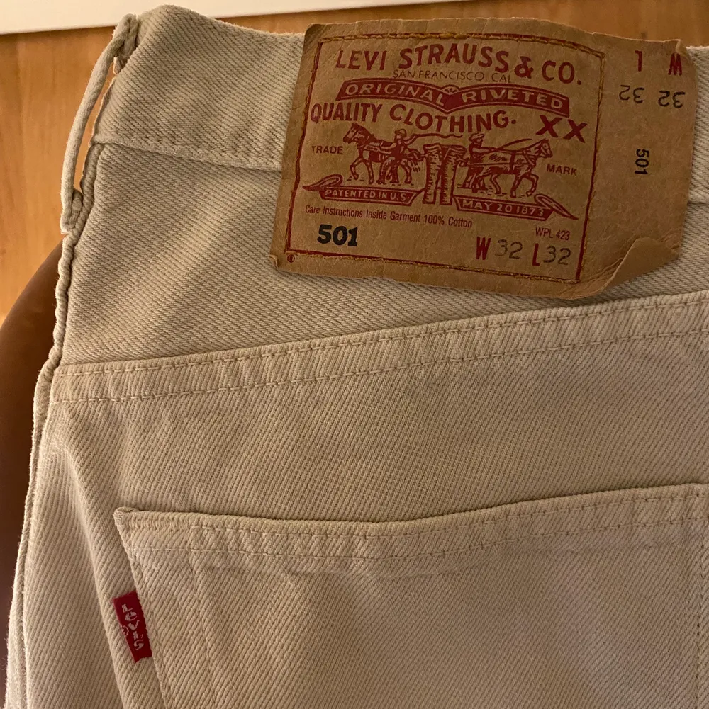 Ett par beige jeans från Levi’s. Modell 501 och storlek w32 l32. Pris exklusive frakten.. Jeans & Byxor.
