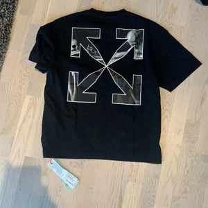 Offwhite t-shirt - Originalpris 275EUR, säljer för 2500kr, oanvänd. Den är Stl S men är oversized så passar M och L.