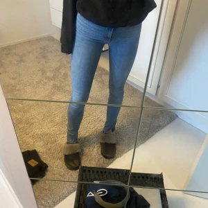 Levis mile high med slits - Så fina Levis mile high jeans med slits, strl w25. Säljer för 250kr