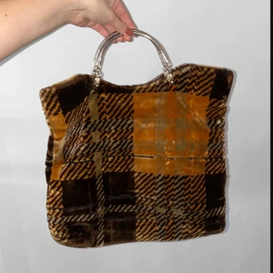 Väska - ❤️Söt väska som behöver lite kärlek❤️ innerfodret har gått sönder och går säkert att sy ihop. Snygga silvriga handtag! 