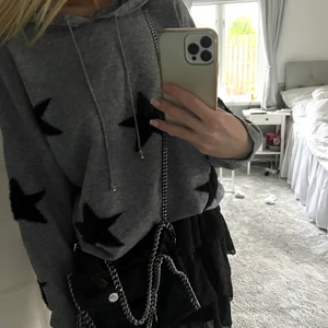 Tröja med stjärnor  - Säljer denna tröja med stjärnor. Super trendig och perfekt för dig som gillar Stockholms stilen. Lappen i den är avklippta så vet inte exakta storlek. Jag på bilden har normalt xs så den passar mellan xs-m beroende på hur man vill den sitter. Vid många intresserade startas budgivning