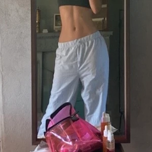 Blåvita pyjamasbyxor - supernajs blåvit randiga pyjamasbyxor från HM!! säljs för att dom är för korta för mig (är ca 183cm) och används nt!! i suberbra skick och stark resår i midjan 💕💕 köpare står för frakt 